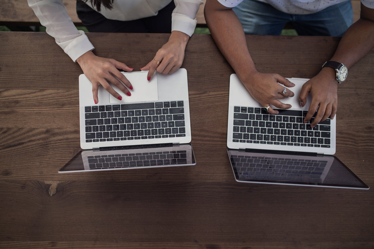 coworkers-sync-up-at-table.jpg